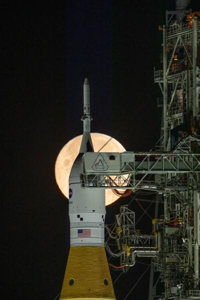 Moonrise behind SLS at Pad 39B, wide view